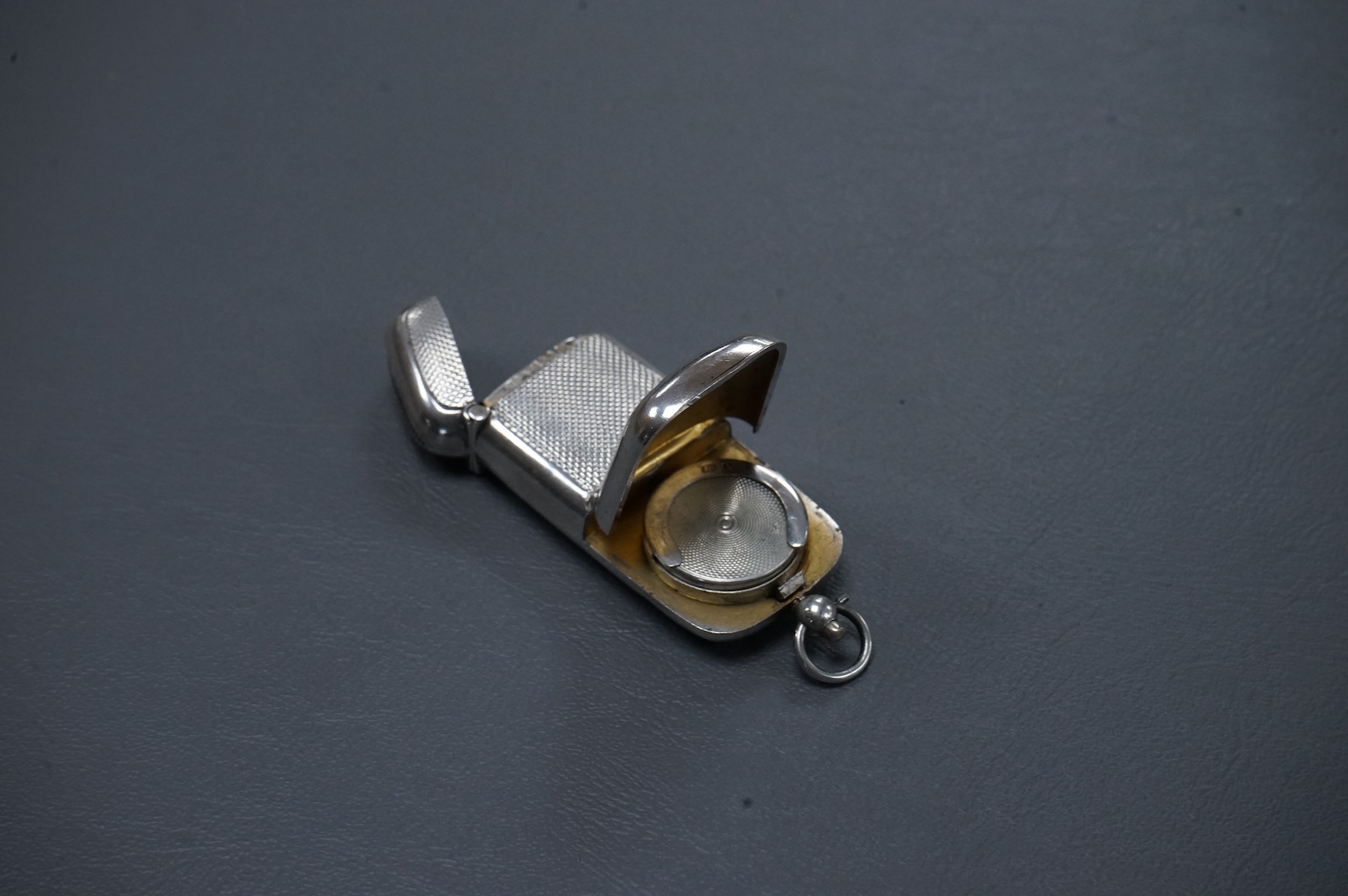 An Edwardian engine turned silver combination sovereign and vesta case, by Minshull & Latimer, Birmingham, 1901, 61mm.